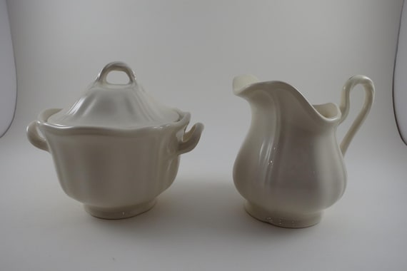 Vintage Queens Plain Wedgwood Cream and Sugar Set with Lid (Off White)