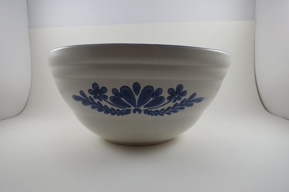 Vintage Pfaltzgraff Yorktowne Pattern 10 Inch Mixing Bowl 460