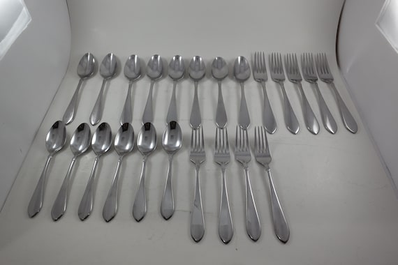 Vintage Oneida Vertex Glossy Stainless Flatware 23 Piece Set Excellent Condition