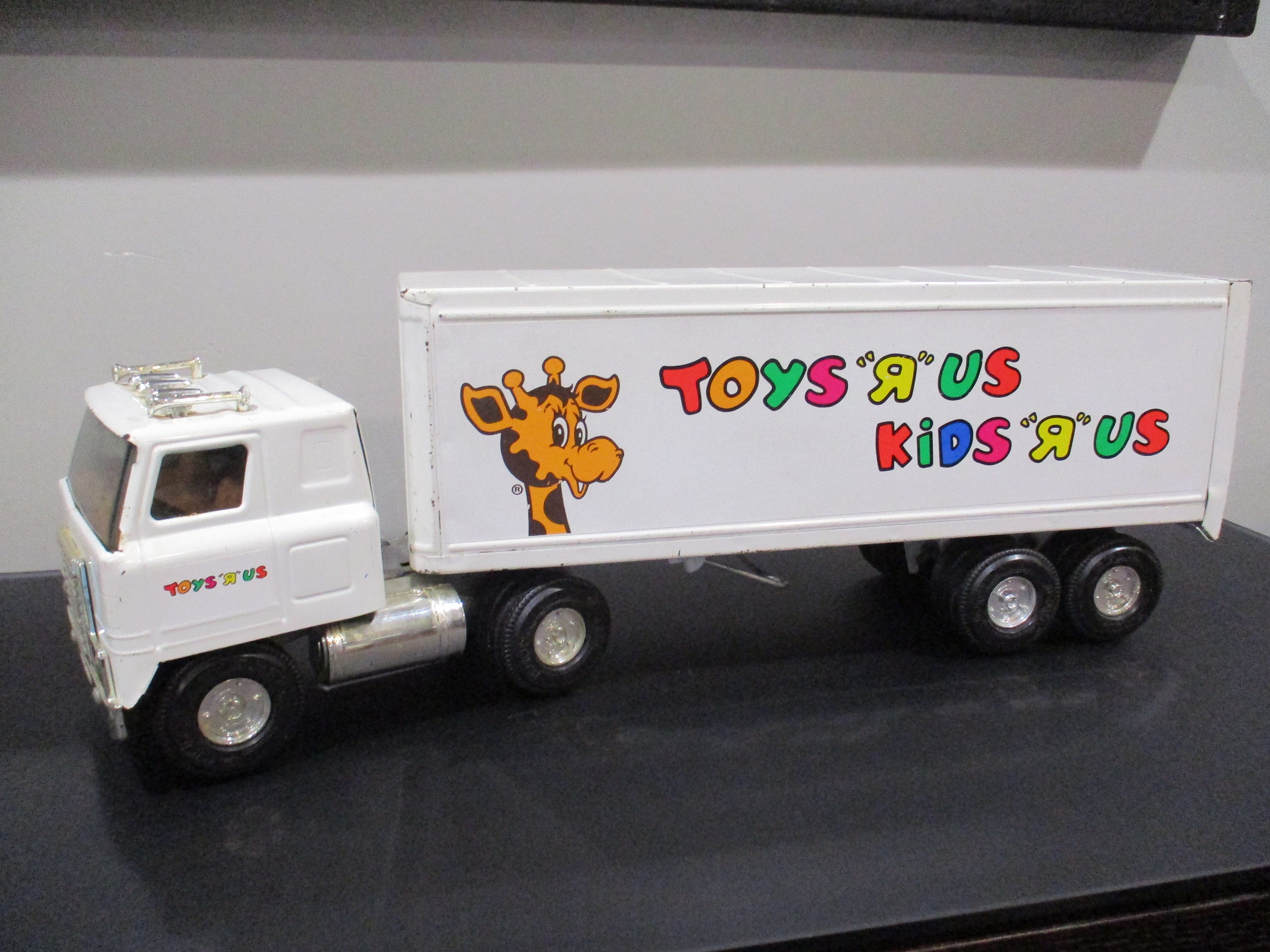 Ertl toys r us truck hotsell