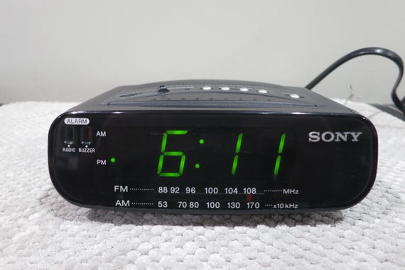 Vintage 90s Sony Dream Machine: Digital FM/AM Clock Radio
