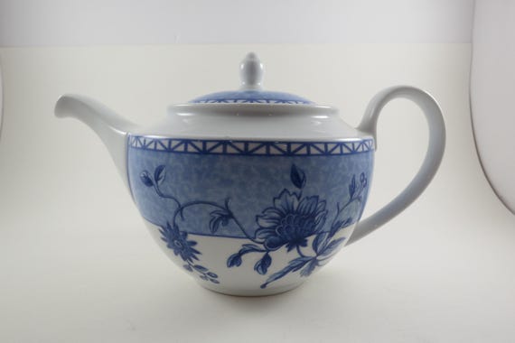 1995 Wedgwood Mikado Blue & White Teapot with Lid 9.5 Inches Tall