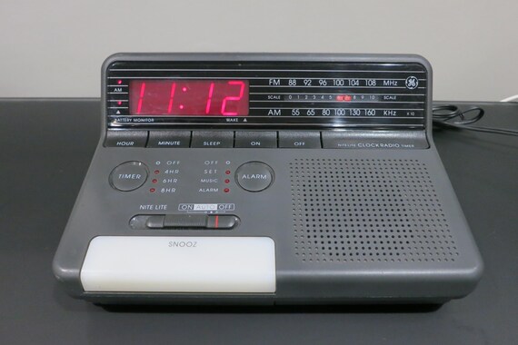 Retro 80s GE Nite Lite Clock Radio: Large Display Alarm Timer
