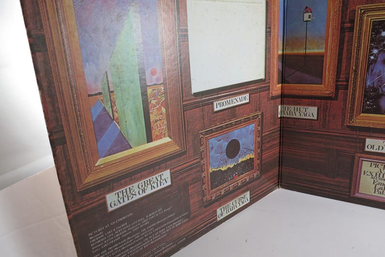 Puede incluir: Portada de &aacute;lbum con obras de arte enmarcadas en una pared con paneles de madera. El arte incluye formas abstractas, un c&iacute;rculo negro y un paisaje surrealista. Los t&iacute;tulos incluyen "The Great Gates of Kiev" y "The Curse of Baba Yaga."