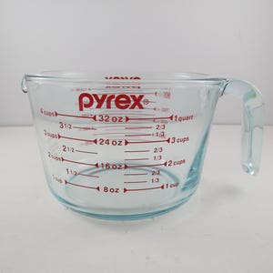 Pyrex 32 Ounce 4 Cup Measuring Cup Red Lettering Excellent Condition