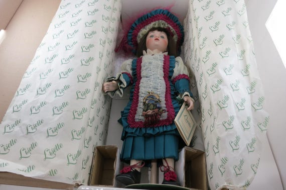Vintage 1993 Hamilton Collection Heritage Lisette Doll 16 Inches In Original Box with Tags Mint Condition