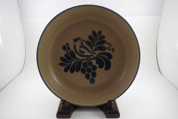 Vintage Pfaltzgraff Folk Art Pattern 9 1/2 Inch Pie Plate Non Ribbed USA