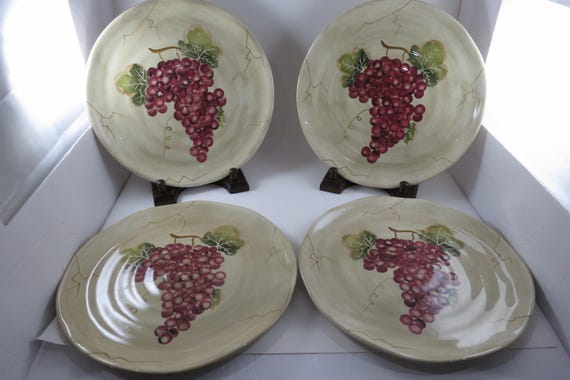 Set of Four Tabletops Unlimited Cabernet Red Grapes 11 1/4 Inch Dinner Plates