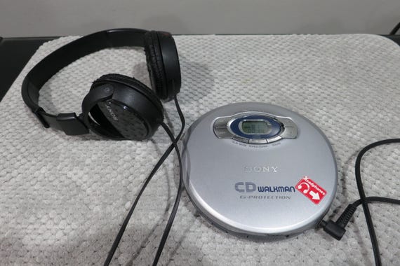 Vintage 1997 Sony CD Discman Digital Display Mega Bass G Protection Silver with Headphones
