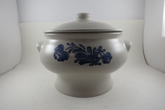 Vintage Pfaltzgraff Yorktown Pattern Gray Blue Large Soup Tureen with Original Lid