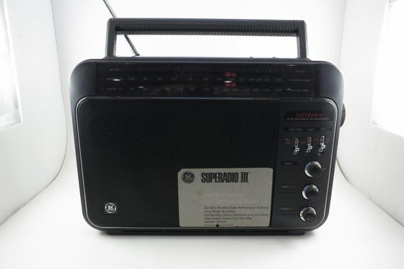 Vintage GE Super Radio III Long Range am/fm High Performance.
