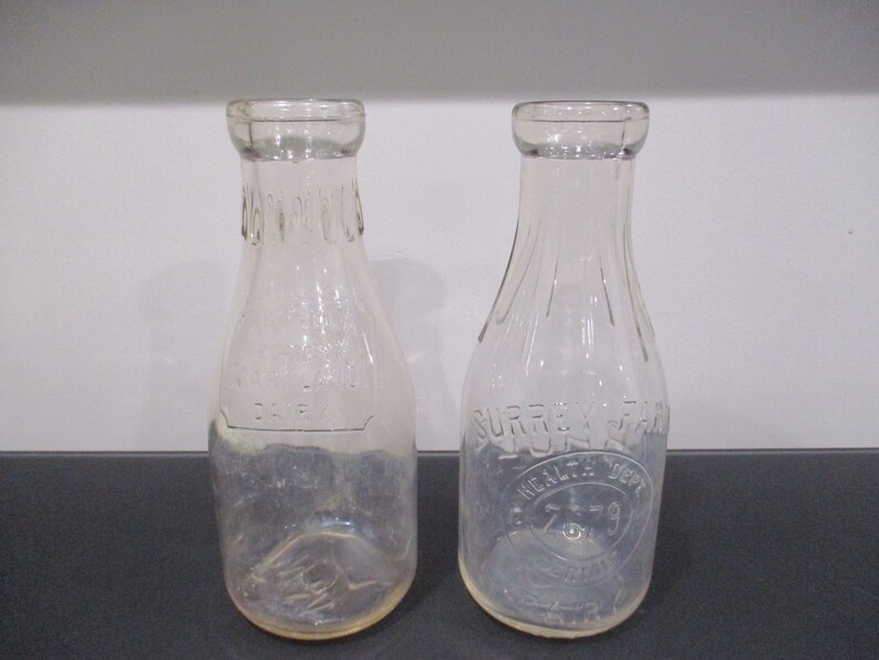 Pair of Vintage 1 Quart Embossed Milk Bottles Fairfield Western Maryland Dairy and Surrey Farm Dairy Excellent Condition Bild 1