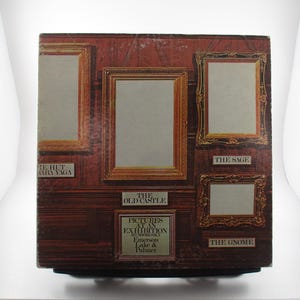 Op de afbeelding: Een vintage vinyl platenhoes met een reeks ingelijste foto's met de titels "The Hut of Baba Yaga", "The Old Castle", "The Sage" en "The Gnome". Het album is getiteld "Pictures at an Exhibition" van Emerson, Lake & Palmer.