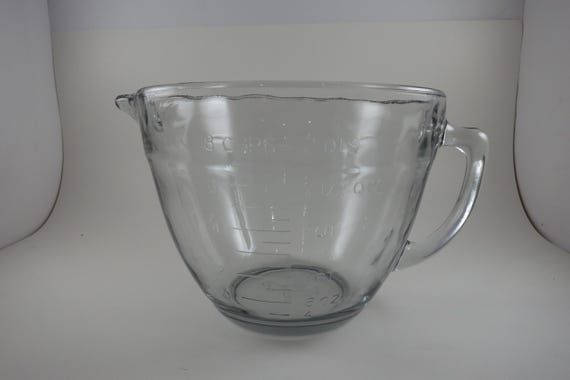 Vintage Pampered Chef 2 Quart Measuring Cup – Clear Embossed Glass with Rubber Lid