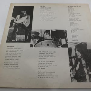 Puede incluir: Portada de &aacute;lbum vintage con fotos en blanco y negro de m&uacute;sicos y letras de canciones. La portada presenta m&uacute;ltiples im&aacute;genes de los miembros de la banda, incluido un baterista y un cantante. El texto incluye t&iacute;tulos de canciones y letras.