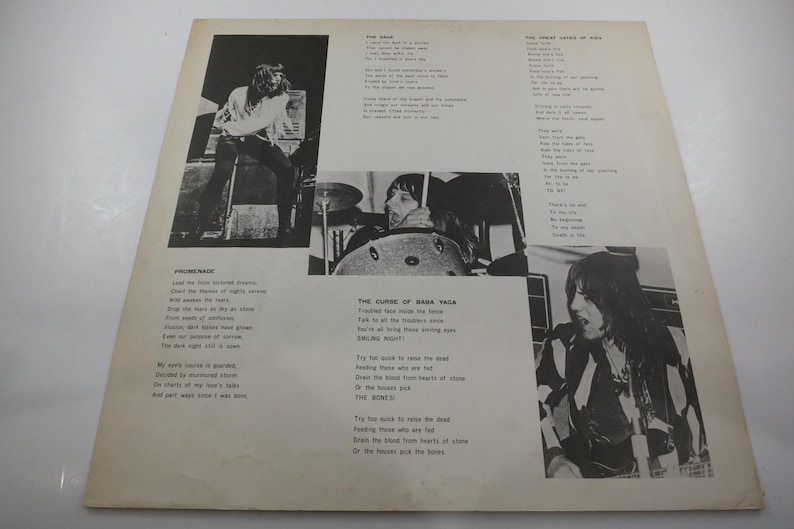 Puede incluir: Portada de &aacute;lbum vintage con fotos en blanco y negro de m&uacute;sicos y letras de canciones. La portada presenta m&uacute;ltiples im&aacute;genes de los miembros de la banda, incluido un baterista y un cantante. El texto incluye t&iacute;tulos de canciones y letras.