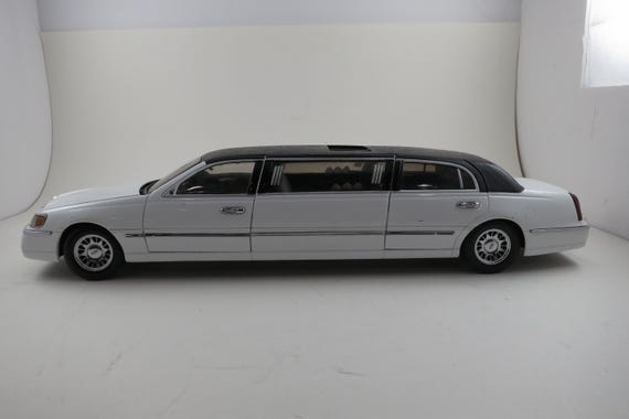 1:18 Scale 1999 Lincoln Town Car Super Stretch Limo Model (15 1/4" Long)