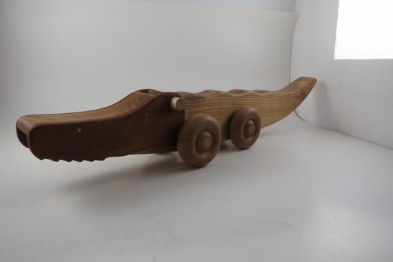 Vintage East Laurel Wood Crafter Chomping Alligator Kids Toy