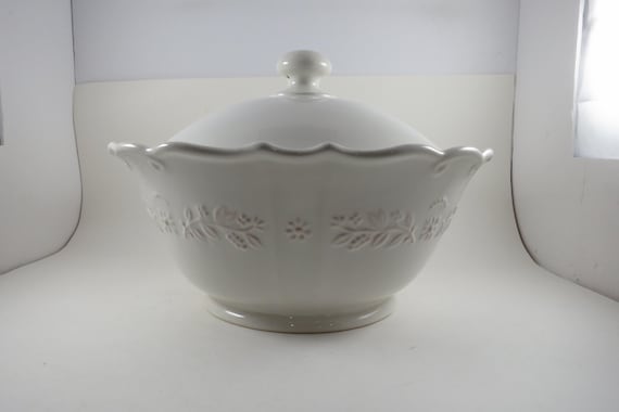 Corning Ware Traditions Embossed Stoneware Soup Tureen with Lid 3 Quart 2.85L Covered Casserole