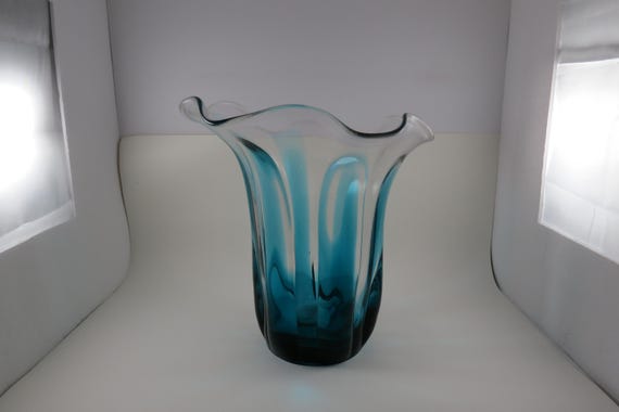 Fabulous Medium Green Heavy Glass Ruffled Edge Vase 10 3/4 Inches Tall Excellent Condition