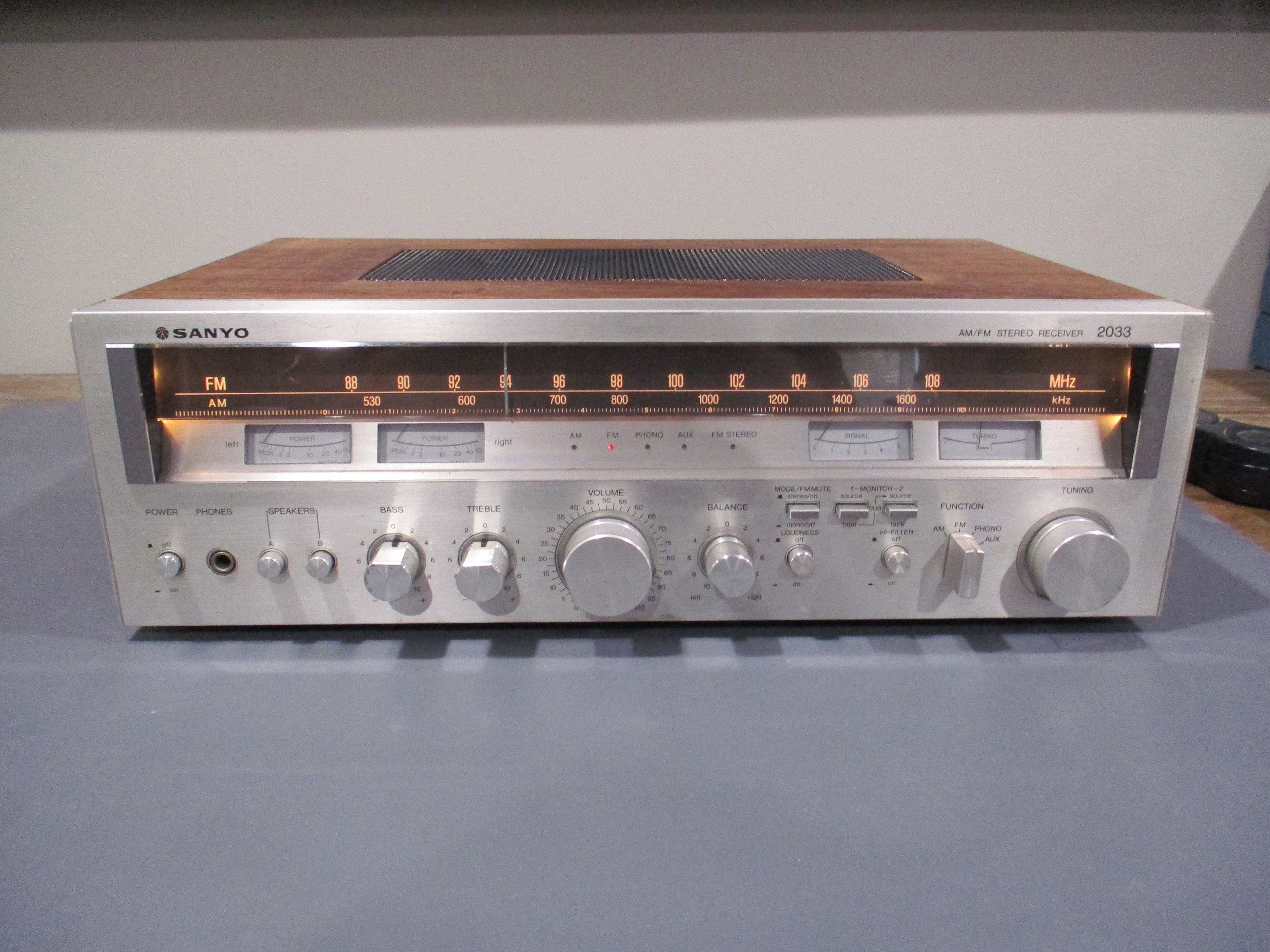 Vintage Late 70's Sanyo Model 2033 Am/fm Stereo Receiver Vintage Late 70's Sanyo Model 2033 Am/fm Stereo Receiver