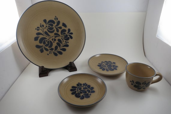 Vintage Pfaltzgraff Folk Art Pattern Four Piece Set Salad Dinner Bread Plates Cup USA