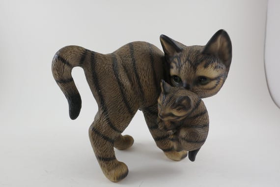 Vintage Global Art Harvey Knox Kingdom Japan 1983 Cat with Kitten Figurine