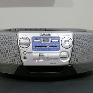 2000 Sony CFD-V5 CD Radio Cassette Corder Mega Bass Am/Fm Stereo Sounds Great Silver & Black