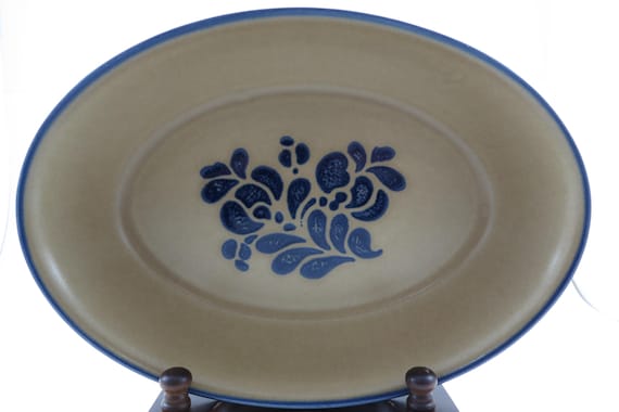 Vintage Pfaltzgraff Folk Art Pattern 10 3/8 Inch Oval Baker USA