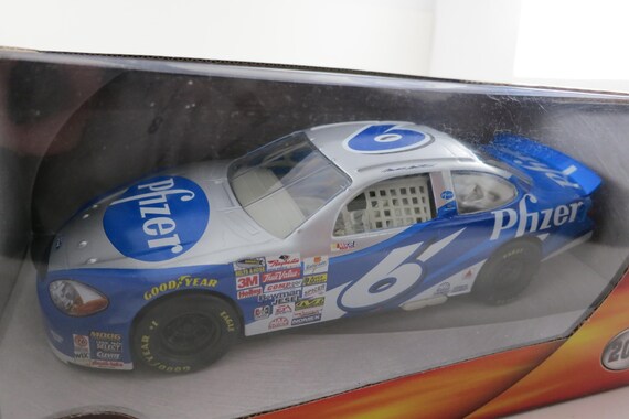 2001 Hot Wheels Racing 1:24 Scale Nascar Diecast #6 Mark Martin Phizer Ford Taurus New In Original Box