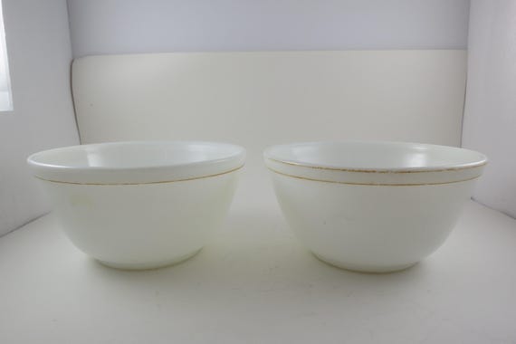 Pair of  White Pyrex 402 Mixing Bowls 1 1/2 Quart Good Condition