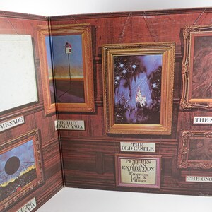 Puede incluir: Un &aacute;lbum abierto con obras de arte enmarcadas en una pared con paneles de madera. El &aacute;lbum se titula "Pictures at an Exhibition" de Emerson, Lake & Palmer. Las obras de arte incluyen paisajes y dise&ntilde;os abstractos, con t&iacute;tulos como "The Sage" y "The Gnome".