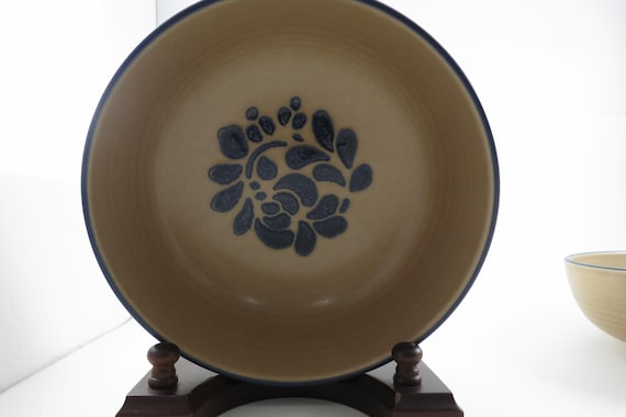 Vintage Pfaltzgraff Folk Art Pattern Pair of 7 1/4 Inch Round Vegetable Bowls USA