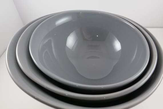 Set of Three Gray Williams Sonoma  Mixing Nesting Bowls 7 8 10 Inch Excellent Condition