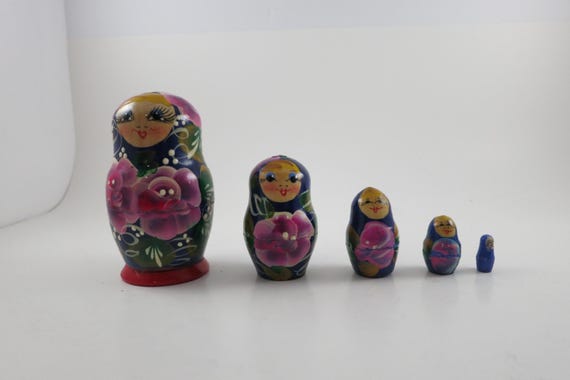 Five Piece Russian Nesting Doll Set Hand Painted Excellent Condition
