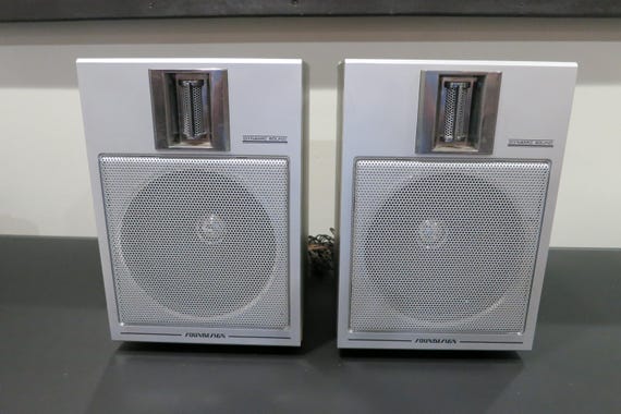 Vintage 1990's Soundesign Stereo Speakers Full Range Bookcase Dynamic Sound 10 1/2 Inches Tall Great Sound