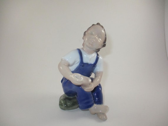 Vintage B&G Bing Grondahl Royal Copenhagen Help Me Mum No 2275 Boy with Shoes Pristine Condition