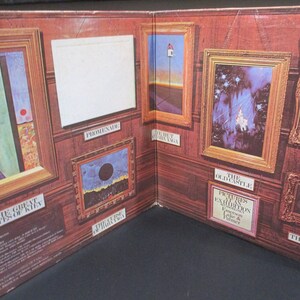 Op de afbeelding: Een vintage vinyl platenhoes met een reeks ingelijste schilderijen met titels als "The Great Gates of Kiev", "Promenade", "The Old Castle" en "The Sage". Het album heet "Pictures At An Exhibition" van Emerson, Lake & Palmer.