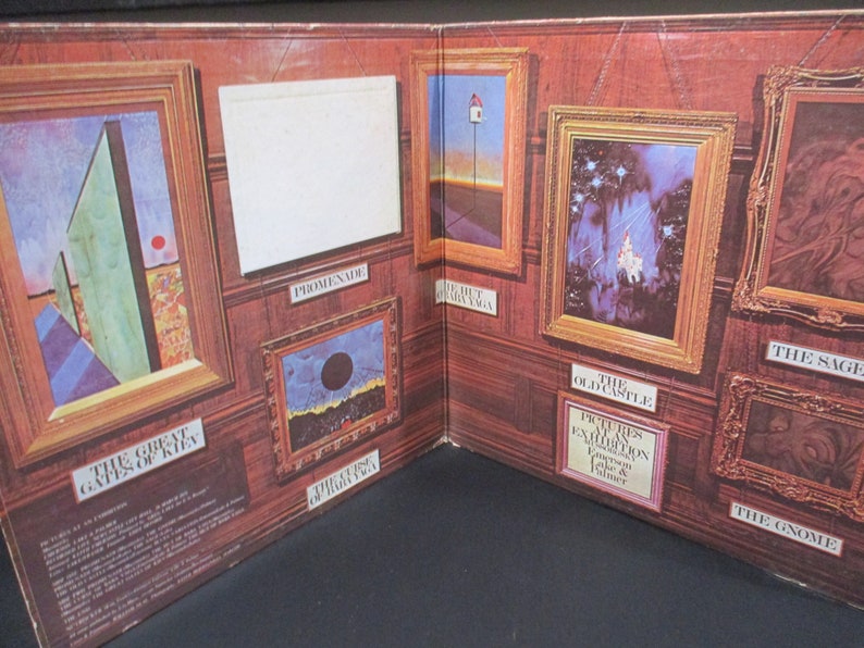 Op de afbeelding: Een vintage vinyl platenhoes met een reeks ingelijste schilderijen met titels als "The Great Gates of Kiev", "Promenade", "The Old Castle" en "The Sage". Het album heet "Pictures At An Exhibition" van Emerson, Lake & Palmer.