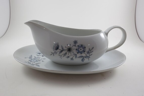 Vintage Mikasa Nadine Pattern 6235 Gravy Boat with Tray Like New Condition