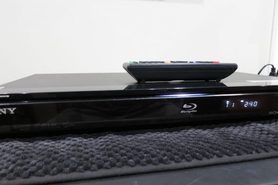 2005 Sony BDP-S360 DVD/Blue Ray Disc Player Slim Line Design with Remote