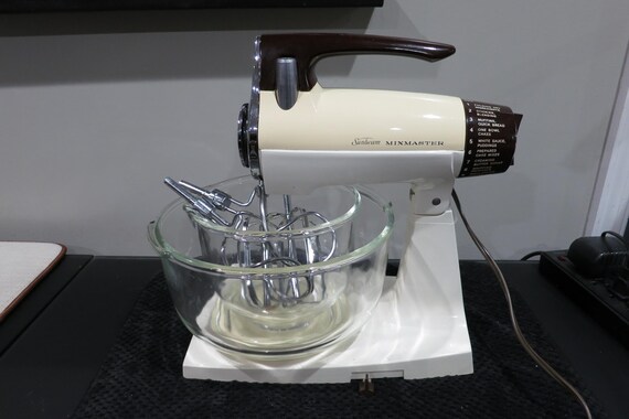 Vintage 1970's Sunbeam Mixmaster Mixer In Beige/Cream 12 Speed with 2 Bowls and 2 Beater Sets MCM