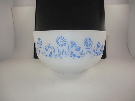 Vintage Federal Glass Co White and Blue 2 1/2 Quart Mixing Bowl Excellent Condition
