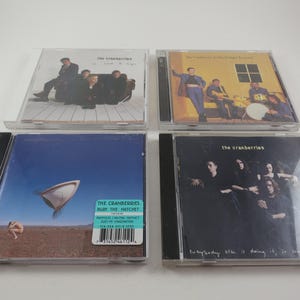 Puede incluir: Cuatro estuches de CD con portadas de &aacute;lbumes de The Cranberries. Los &aacute;lbumes son "Everybody Else Is Doing It, So Why Can't We?", "No Need To Argue", "To The Faithful Departed" y "Bury The Hatchet".