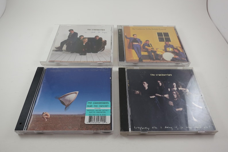 Puede incluir: Cuatro estuches de CD con portadas de &aacute;lbumes de The Cranberries. Los &aacute;lbumes son "Everybody Else Is Doing It, So Why Can't We?", "No Need To Argue", "To The Faithful Departed" y "Bury The Hatchet".