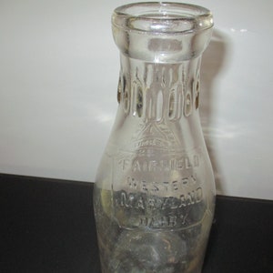 Pair of Vintage 1 Quart Embossed Milk Bottles Fairfield Western Maryland Dairy and Surrey Farm Dairy Excellent Condition Bild 2