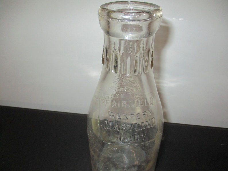 Pair of Vintage 1 Quart Embossed Milk Bottles Fairfield Western Maryland Dairy and Surrey Farm Dairy Excellent Condition Bild 2