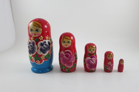 Five Piece Russian Nesting Doll Set Hand Painted Excellent Condition