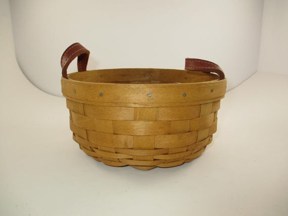 2004 Longaberger Round Button Basket Signed and Dated Excellent Condition