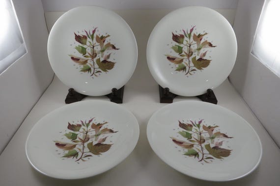 Set of Four MCM Wedgwood Wakefield Pattern 9 Inch Luncheon Plates 1955-1964